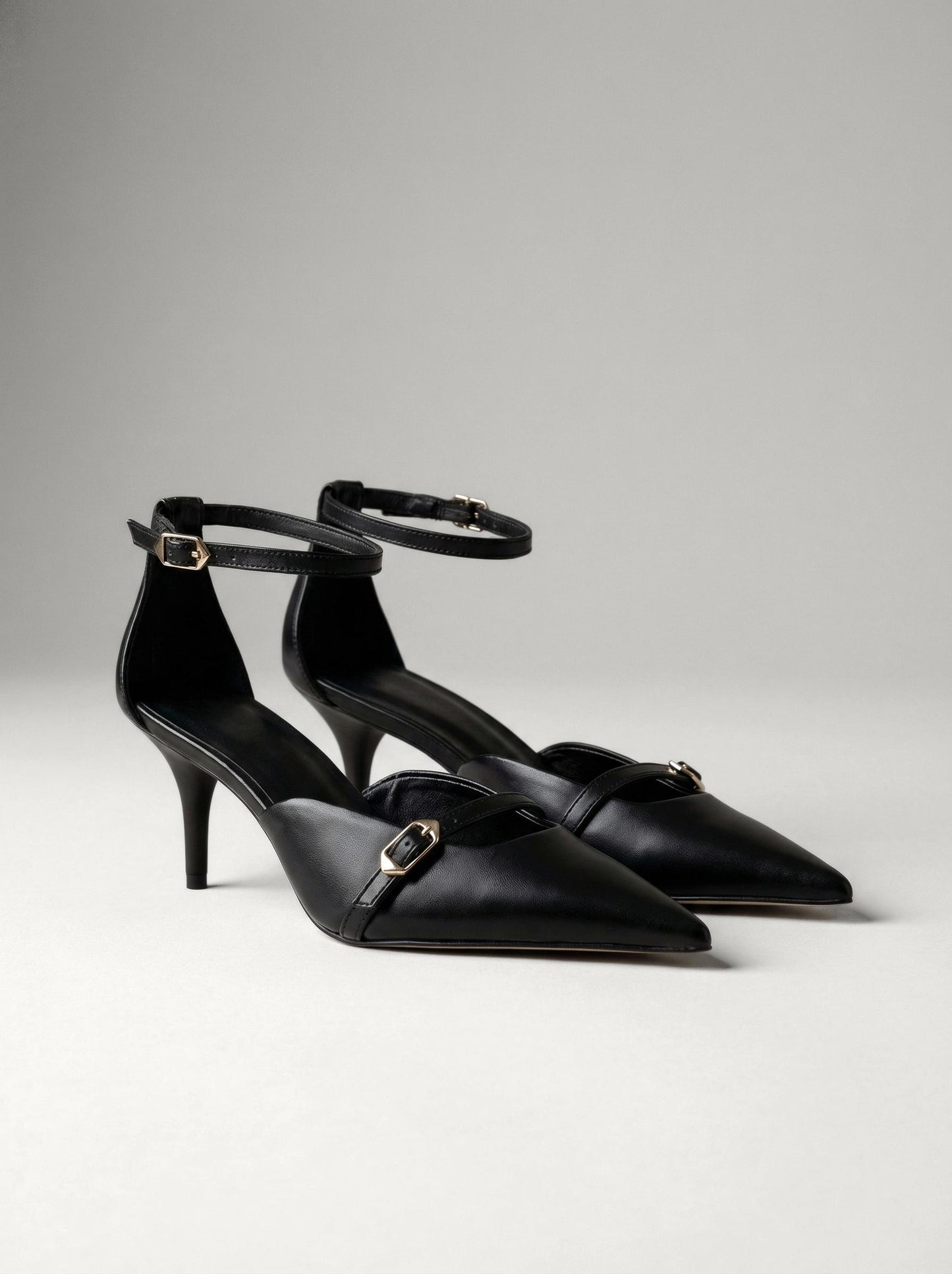 Capsule - Uma Black