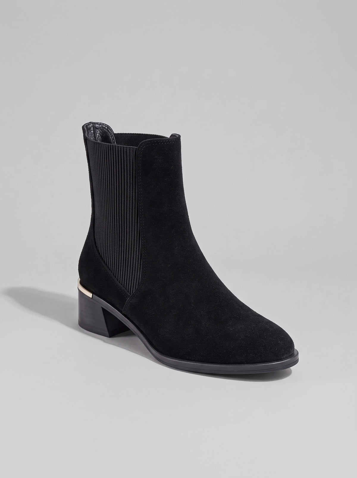 Assisi Black - מגפון צ'לסי מזמש שחור עם גומיית צד רחבה, חרטום מחודד מעט, עקב בלוק ונגיעת מתכת באזור העקב.