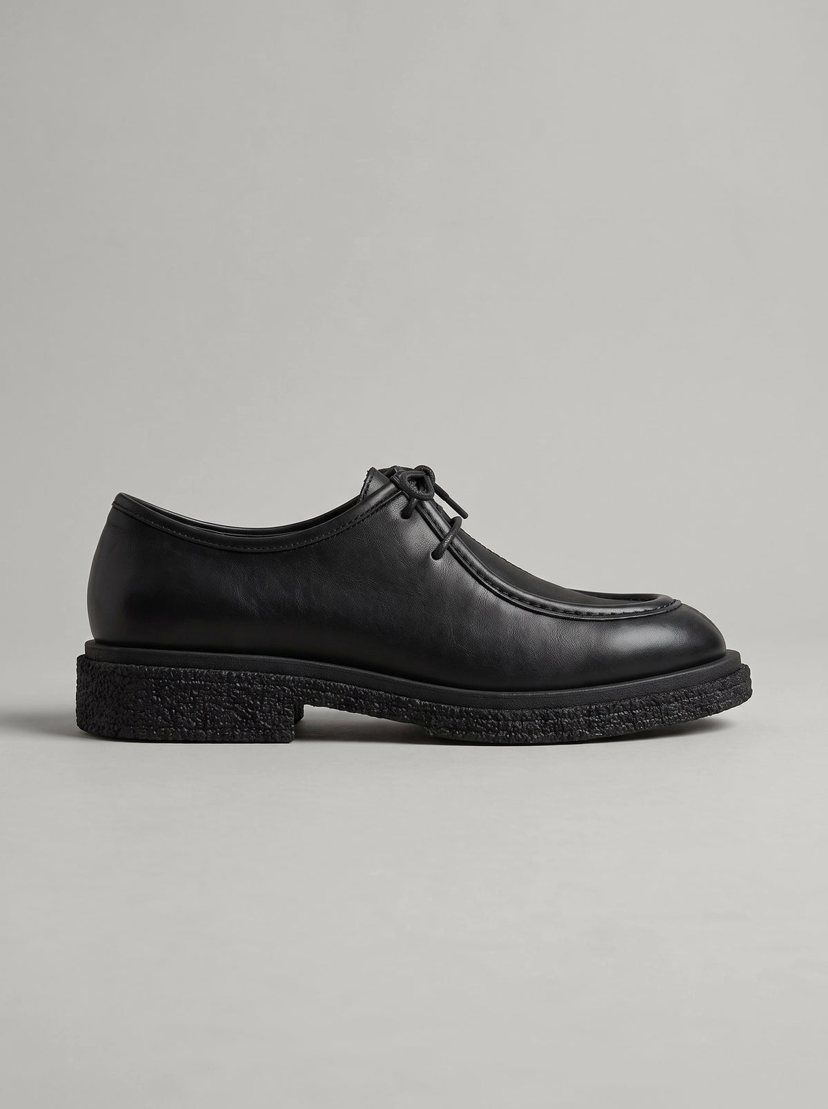 Lucca Black - נעל שרוכים מעור שחור עם תפר מוקסין בולט סביב החזית וסוליה עבה בעלת טקסטורה.