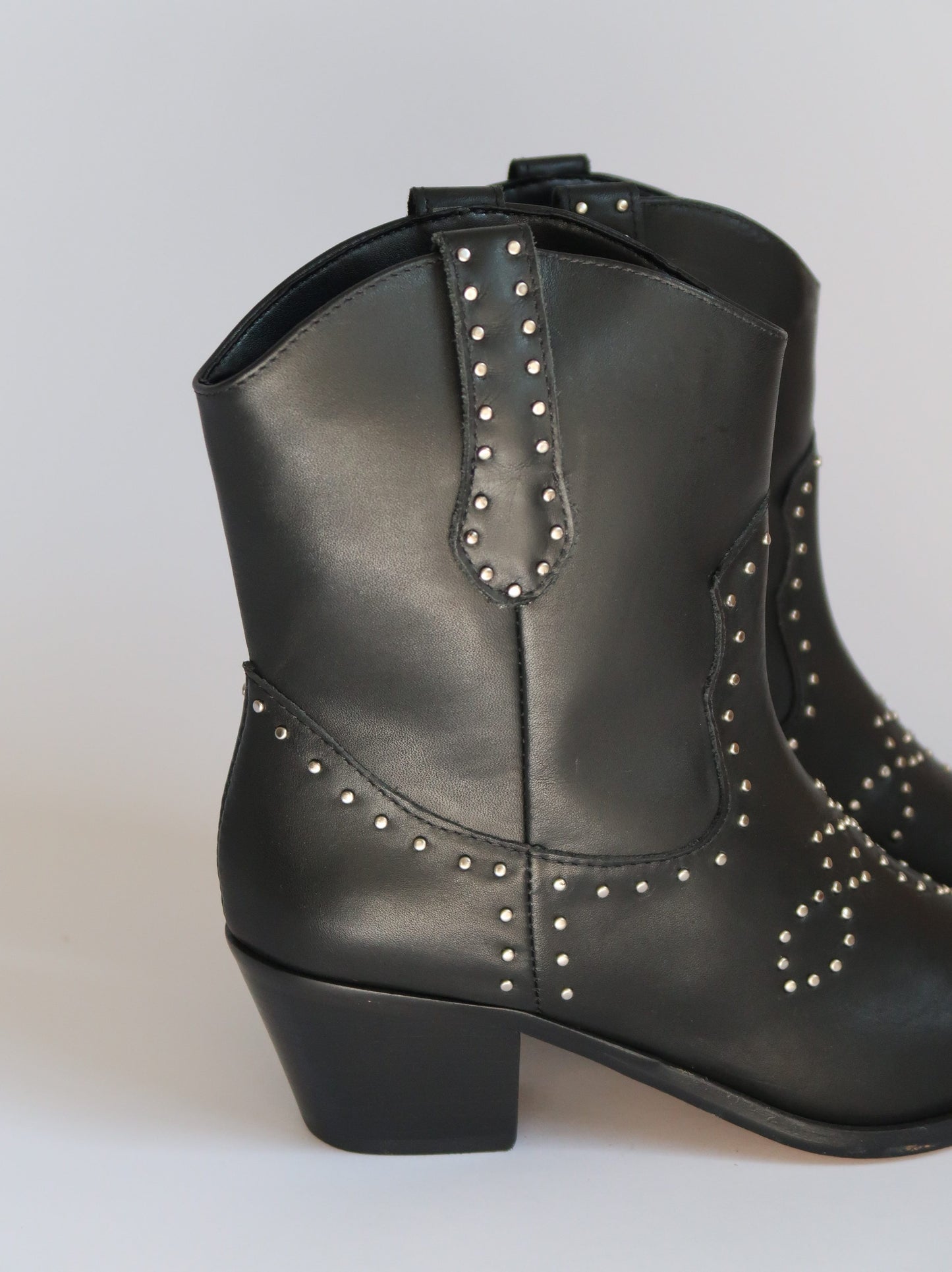 מגפי עקב שחורים גבוהים