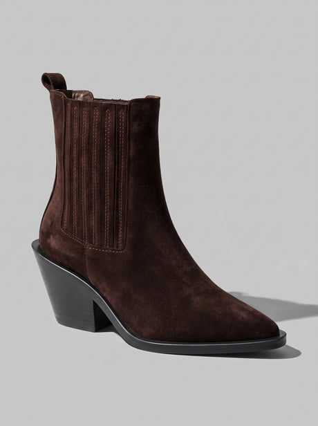 Firenze Dark Brown - מגפון צ'לסי מזמש בחום כהה עם גומיית צד מפוספסת, לולאת משיכה, חרטום מחודד ועקב רחב ומשופע.