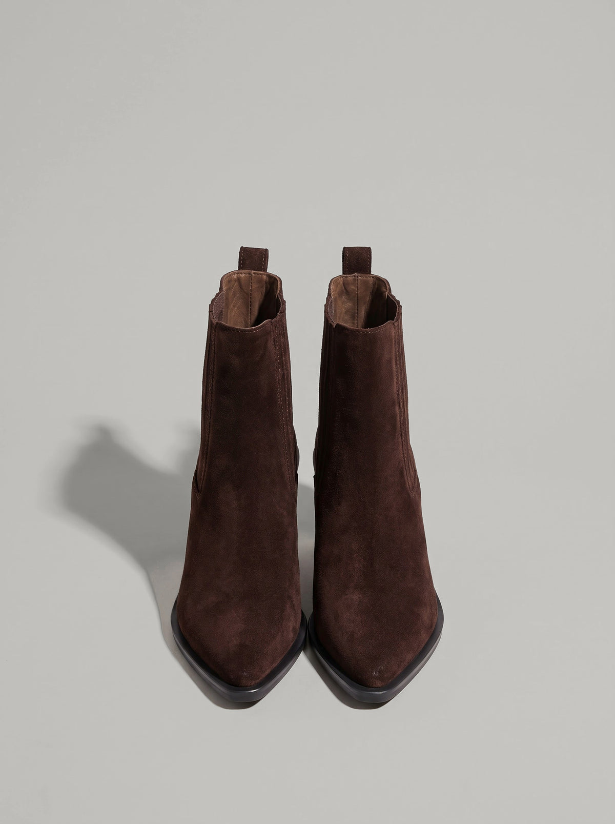 Firenze Dark Brown - מגפון צ'לסי מזמש בחום כהה עם גומיית צד מפוספסת, לולאת משיכה, חרטום מחודד ועקב רחב ומשופע.