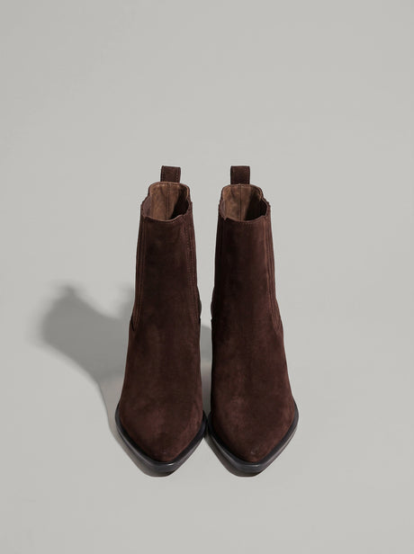 Firenze Dark Brown - מגפון צ'לסי מזמש בחום כהה עם גומיית צד מפוספסת, לולאת משיכה, חרטום מחודד ועקב רחב ומשופע.