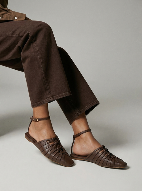 Capsule - Daisy Brown