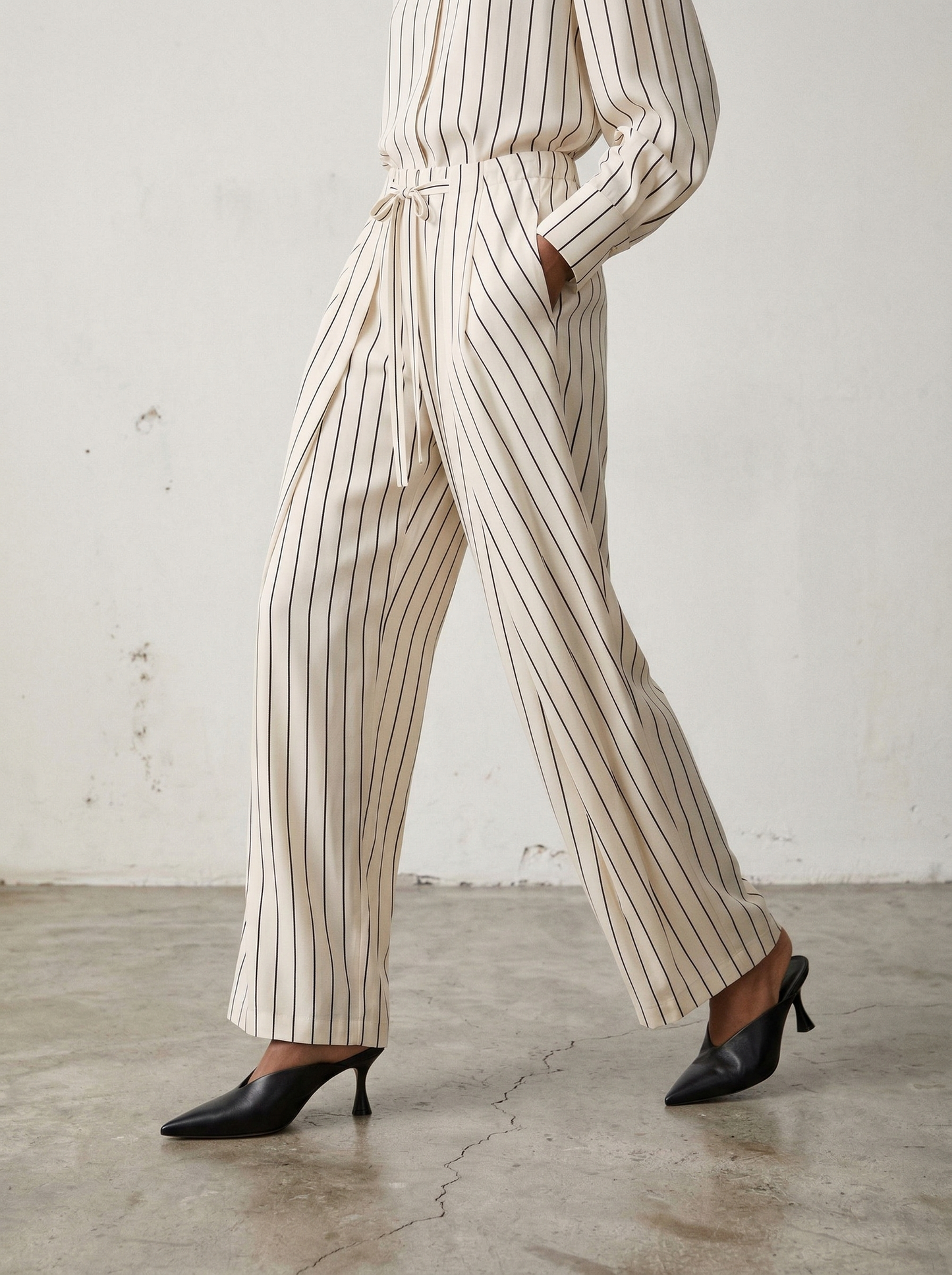 Capsule - Aveline Black