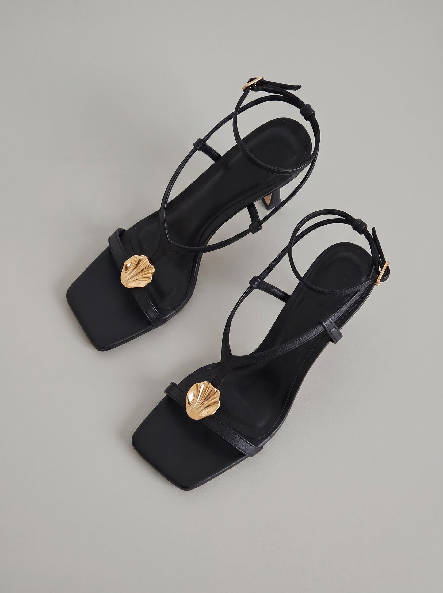 Capsule - Odette Black