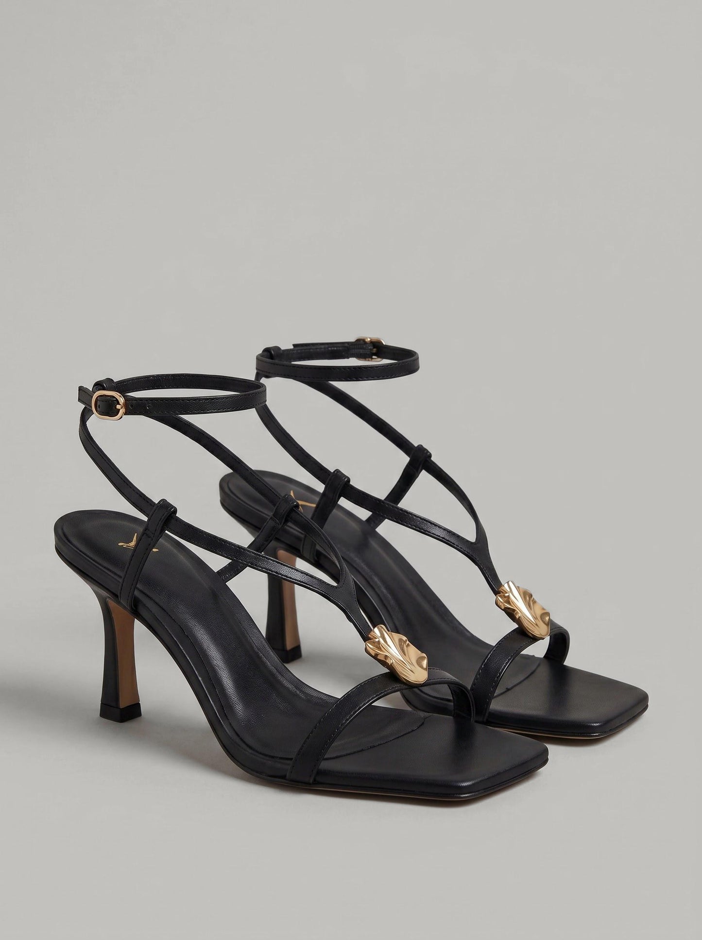 Capsule - Odette Black