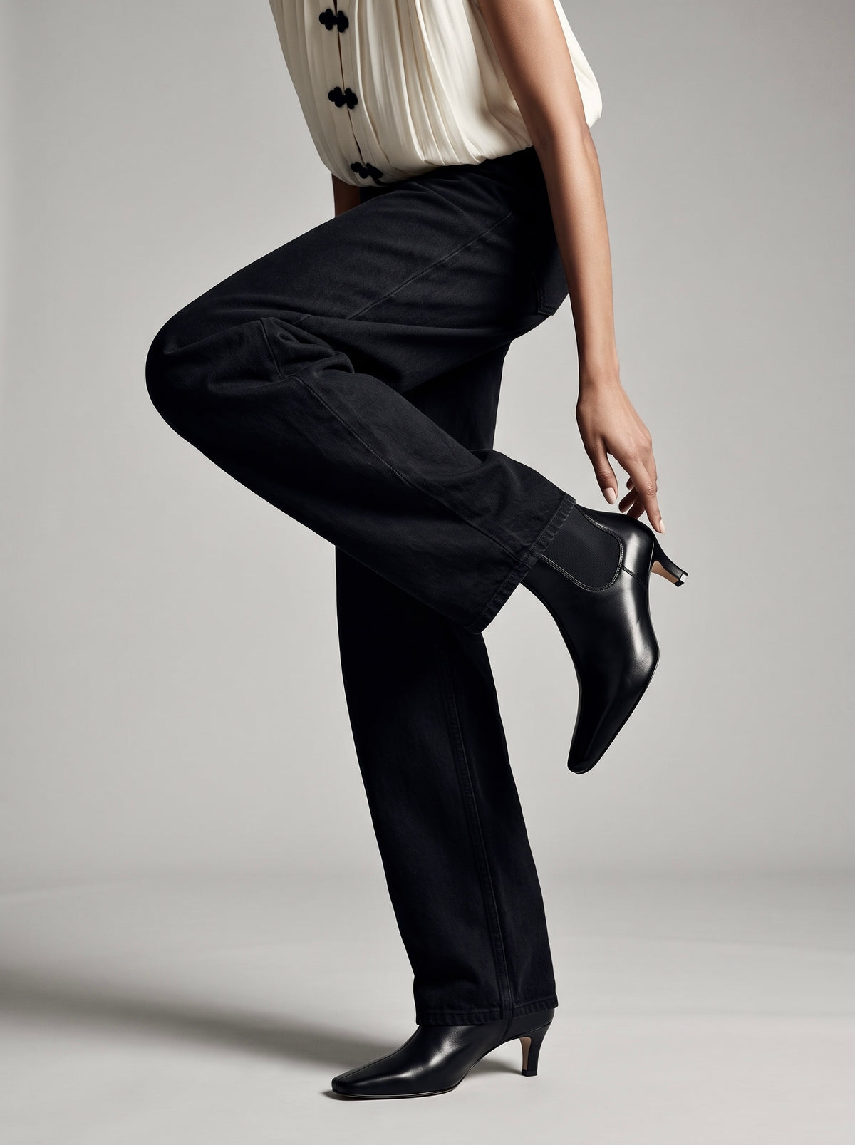 Capsule - Mavra Black