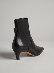 Capsule - Mavra Black