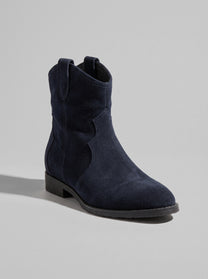 Urbino Dark Blue - מגפון זמש בכחול כהה עם גזרה בהשראת מגפי קאובוי, חיתוך מעוגל בצד, לולאות משיכה וחרטום מעוגל.