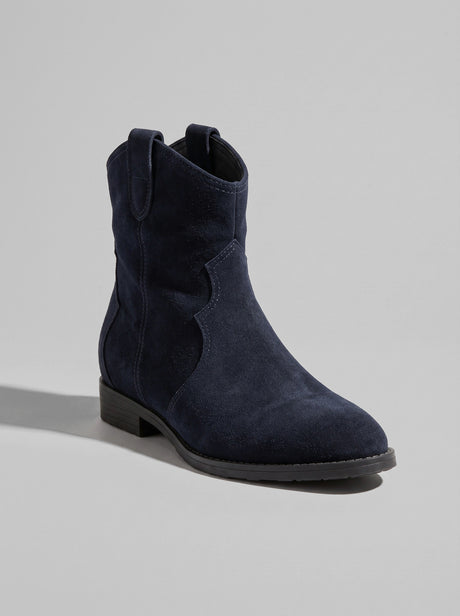 Urbino Dark Blue - מגפון זמש בכחול כהה עם גזרה בהשראת מגפי קאובוי, חיתוך מעוגל בצד, לולאות משיכה וחרטום מעוגל.