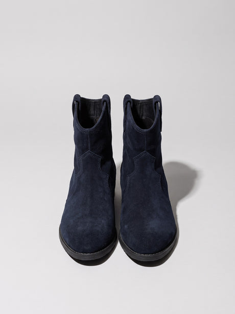 Urbino Dark Blue - מגפון זמש בכחול כהה עם גזרה בהשראת מגפי קאובוי, חיתוך מעוגל בצד, לולאות משיכה וחרטום מעוגל.