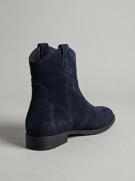 Urbino Dark Blue - מגפון זמש בכחול כהה עם גזרה בהשראת מגפי קאובוי, חיתוך מעוגל בצד, לולאות משיכה וחרטום מעוגל.
