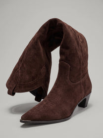 Treviso Dark Brown - מגף זמש בחום כהה בהשראת מגפי קאובוי, עם חרטום מחודד, תיפורים עדינים, לולאות משיכה ועקב משופע.