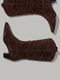 Treviso Dark Brown - מגף זמש בחום כהה בהשראת מגפי קאובוי, עם חרטום מחודד, תיפורים עדינים, לולאות משיכה ועקב משופע.