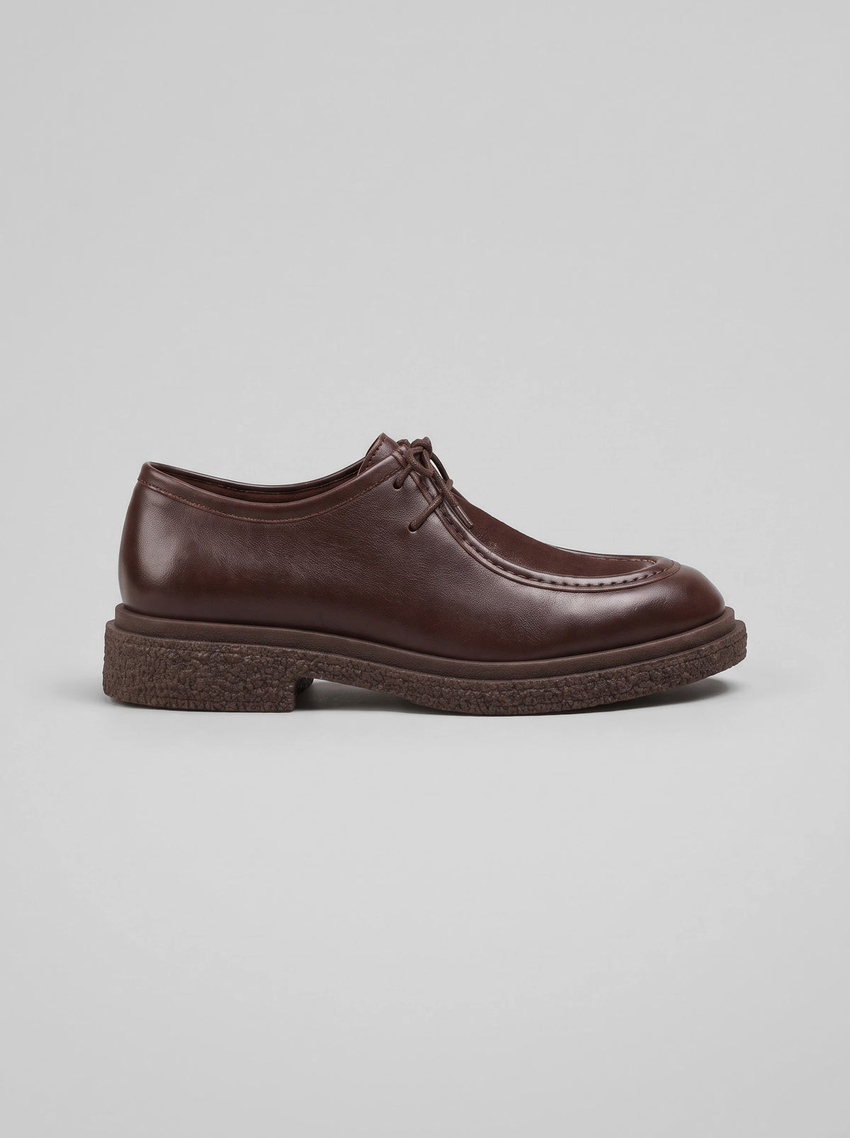 Lucca Dark Brown - נעל שרוכים מעור בחום כהה עם תפר מוקסין בולט סביב החזית וסוליה עבה בעלת טקסטורה.