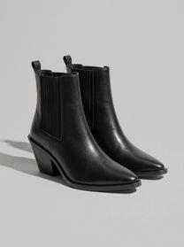 Firenze Black - מגפון צ'לסי מעור שחור עם גומיית צד מפוספסת, לולאות משיכה, חרטום מחודד ועקב רחב ומשופע.