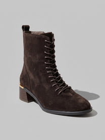 Imola Dark Brown - מגפון זמש בחום כהה עם שרוכים לאורך החזית, חרטום מעוגל, עקב בלוק ונגיעת מתכת באזור העקב.