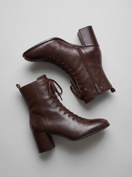 Novara Dark Brown - מגפון עור בחום כהה עם שרוכים בחזית, רוכסן צד, חרטום מעוגל ועקב בלוק.