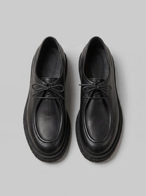 Lucca Black - נעל שרוכים מעור שחור עם תפר מוקסין בולט סביב החזית וסוליה עבה בעלת טקסטורה.