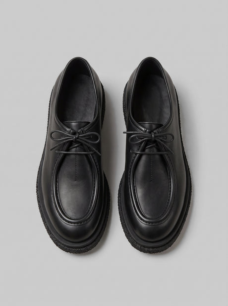 Lucca Black - נעל שרוכים מעור שחור עם תפר מוקסין בולט סביב החזית וסוליה עבה בעלת טקסטורה.
