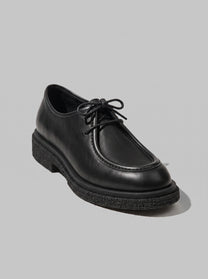 Lucca Black - נעל שרוכים מעור שחור עם תפר מוקסין בולט סביב החזית וסוליה עבה בעלת טקסטורה.