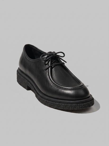 Lucca Black - נעל שרוכים מעור שחור עם תפר מוקסין בולט סביב החזית וסוליה עבה בעלת טקסטורה.