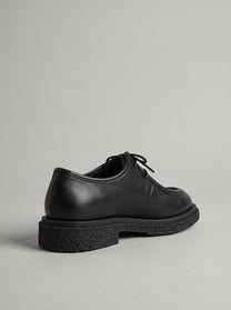 Lucca Black - נעל שרוכים מעור שחור עם תפר מוקסין בולט סביב החזית וסוליה עבה בעלת טקסטורה.