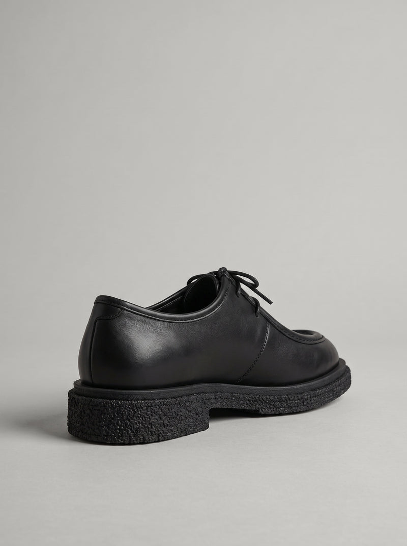 Lucca Black - נעל שרוכים מעור שחור עם תפר מוקסין בולט סביב החזית וסוליה עבה בעלת טקסטורה.