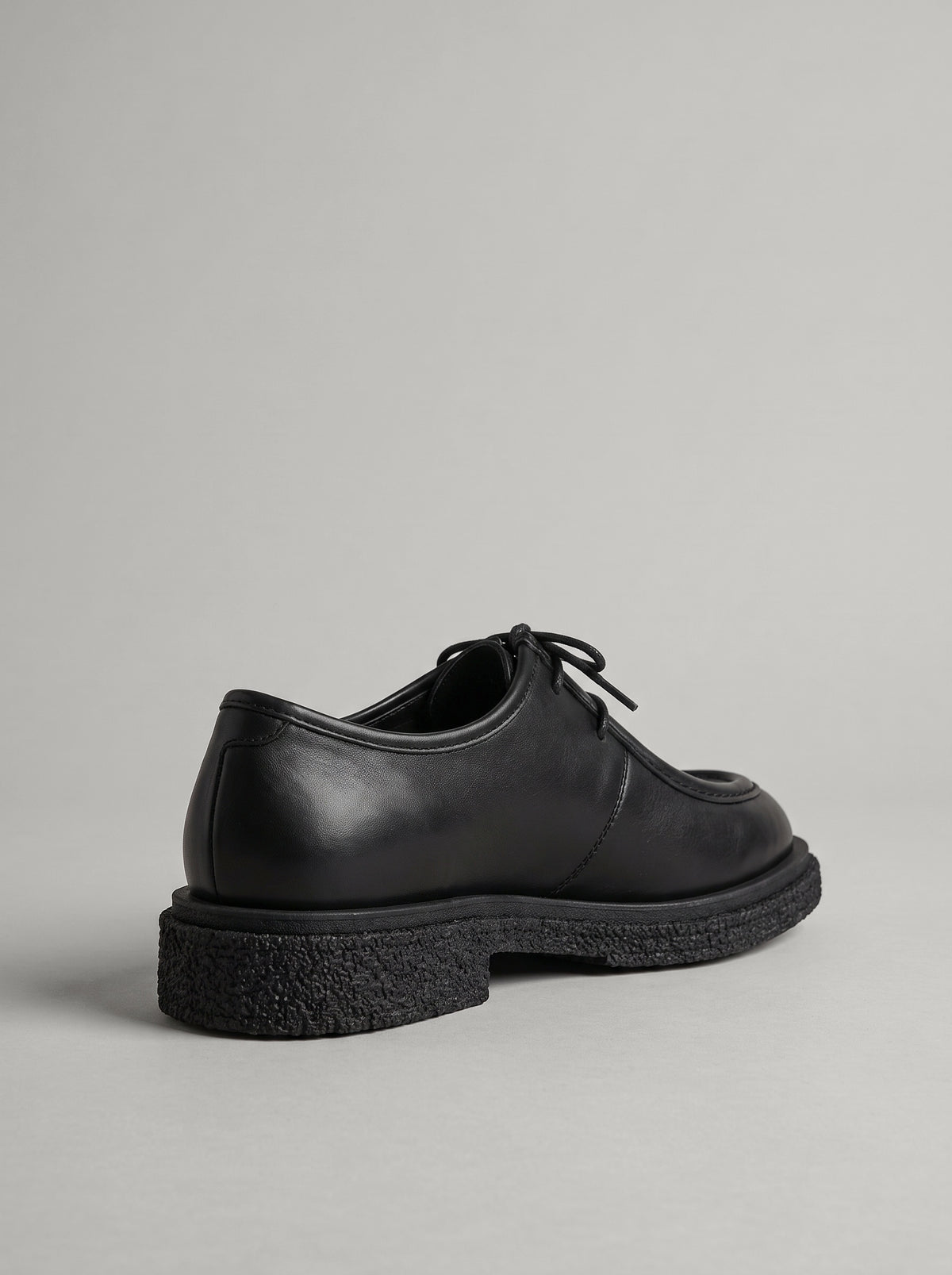 Lucca Black - נעל שרוכים מעור שחור עם תפר מוקסין בולט סביב החזית וסוליה עבה בעלת טקסטורה.
