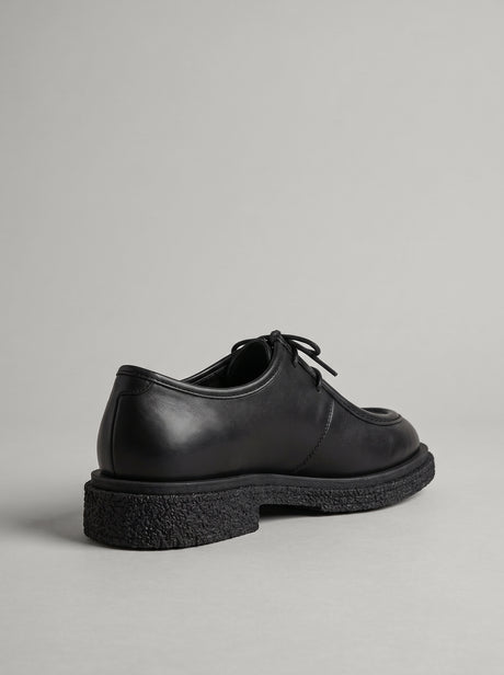 Lucca Black - נעל שרוכים מעור שחור עם תפר מוקסין בולט סביב החזית וסוליה עבה בעלת טקסטורה.