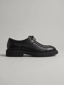 Lucca Black - נעל שרוכים מעור שחור עם תפר מוקסין בולט סביב החזית וסוליה עבה בעלת טקסטורה.