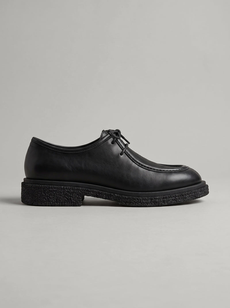 Lucca Black - נעל שרוכים מעור שחור עם תפר מוקסין בולט סביב החזית וסוליה עבה בעלת טקסטורה.