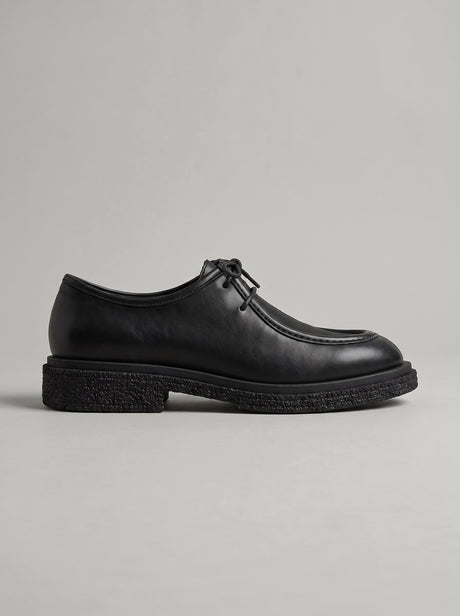 Lucca Black - נעל שרוכים מעור שחור עם תפר מוקסין בולט סביב החזית וסוליה עבה בעלת טקסטורה.