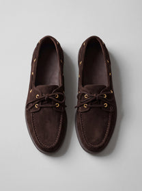 Orvieto Dark Brown - נעל סירה מזמש בחום כהה עם שרוכים העוברים לאורך הדפנות, לולאות מתכת מוזהבות ותפר מודגש סביב החרטום.