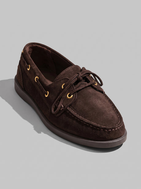 Orvieto Dark Brown - נעל סירה מזמש בחום כהה עם שרוכים העוברים לאורך הדפנות, לולאות מתכת מוזהבות ותפר מודגש סביב החרטום.