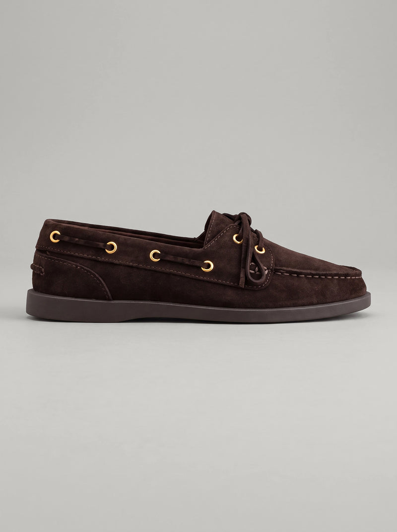 Orvieto Dark Brown - נעל סירה מזמש בחום כהה עם שרוכים העוברים לאורך הדפנות, לולאות מתכת מוזהבות ותפר מודגש סביב החרטום.