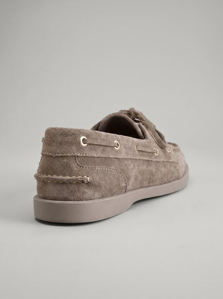 Orvieto Mink - נעל סירה מזמש בגוון מינק עם שרוכים העוברים לאורך הדפנות, לולאות מתכת מוזהבות ותפר מודגש סביב החרטום.