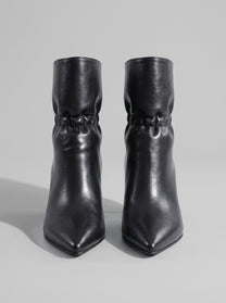 Torino Black - מגפון עור שחור עם גפה מכווצת סביב הקרסול, חרטום מחודד ועקב דק.