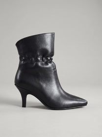 Torino Black - מגפון עור שחור עם גפה מכווצת סביב הקרסול, חרטום מחודד ועקב דק.