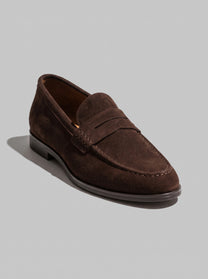 Ravenna Dark Brown - מוקסין זמש בחום כהה עם רצועה מעוטרת בתפרים מעל החזית, תפר מוקסין סביב החרטום וסוליה שטוחה.