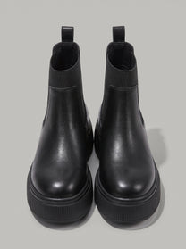 Amalfi Black - מגפון צ'לסי שחור עם גומיית צד רחבה, לולאת משיכה מאחור וסוליית פלטפורמה עבה בעלת דופן מחורצת.