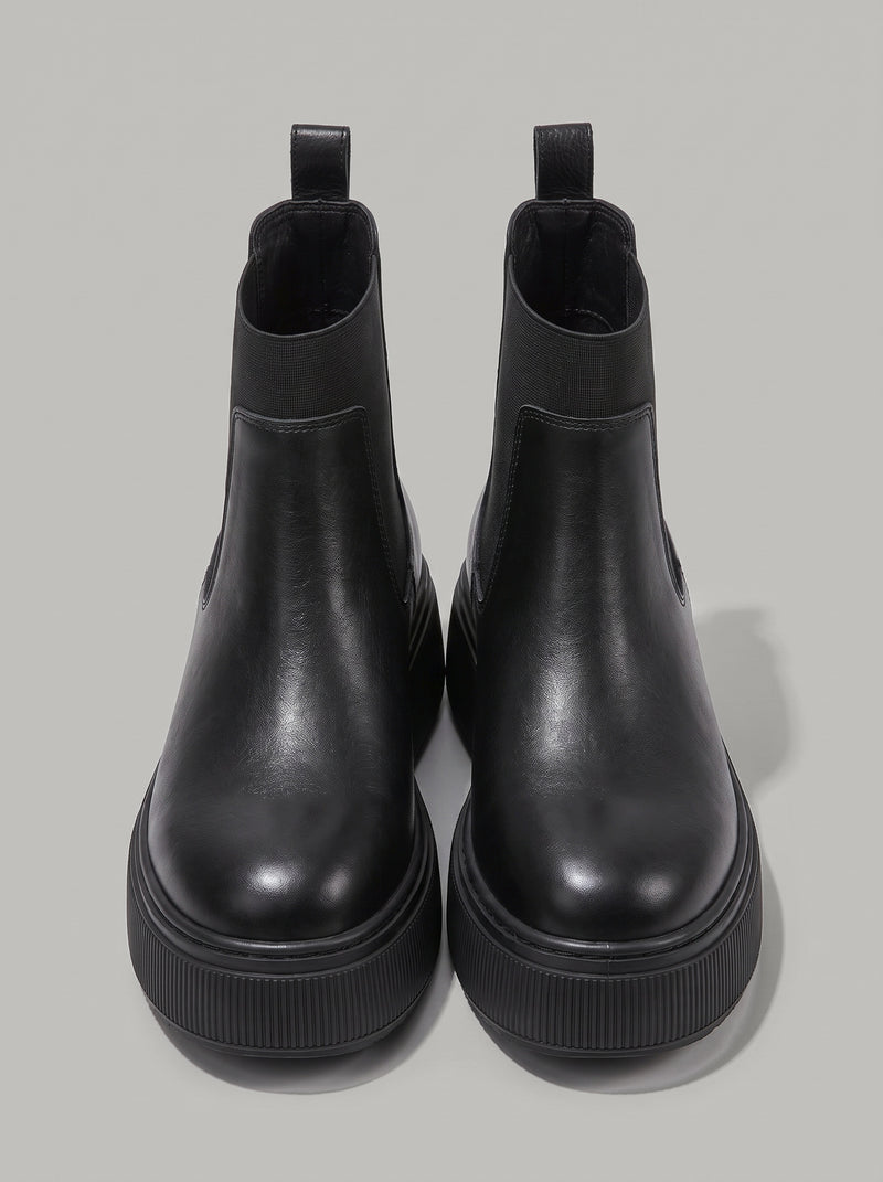 Amalfi Black - מגפון צ'לסי שחור עם גומיית צד רחבה, לולאת משיכה מאחור וסוליית פלטפורמה עבה בעלת דופן מחורצת.
