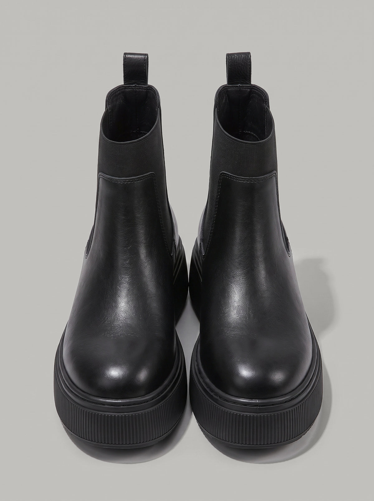 Amalfi Black - מגפון צ'לסי שחור עם גומיית צד רחבה, לולאת משיכה מאחור וסוליית פלטפורמה עבה בעלת דופן מחורצת.