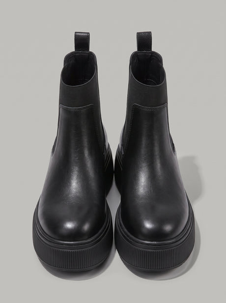 Amalfi Black - מגפון צ'לסי שחור עם גומיית צד רחבה, לולאת משיכה מאחור וסוליית פלטפורמה עבה בעלת דופן מחורצת.