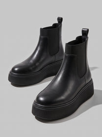Amalfi Black - מגפון צ'לסי שחור עם גומיית צד רחבה, לולאת משיכה מאחור וסוליית פלטפורמה עבה בעלת דופן מחורצת.