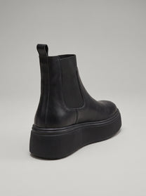 Amalfi Black - מגפון צ'לסי שחור עם גומיית צד רחבה, לולאת משיכה מאחור וסוליית פלטפורמה עבה בעלת דופן מחורצת.