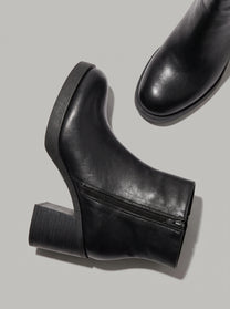Genoa Black - מגפון עור שחור עם חזית חלקה, רוכסן צד, חרטום מעוגל ועקב בלוק רחב.