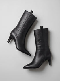 Padova Black - מגף מעור נאפה שחור בגובה אמצע השוק, עם חרטום מחודד ועקב דק.