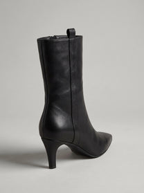 Padova Black - מגף מעור נאפה שחור בגובה אמצע השוק, עם חרטום מחודד ועקב דק.